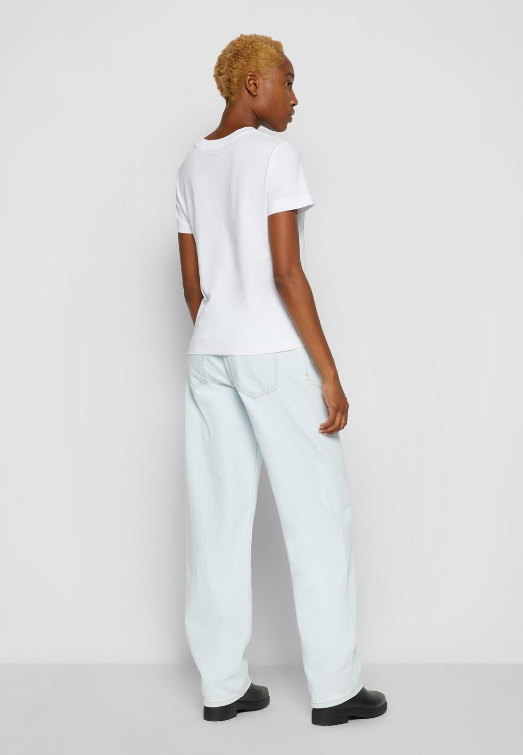 Футболка с набивным рисунком Core Monogram Regular Calvin Klein, ярко-белая — фото 2