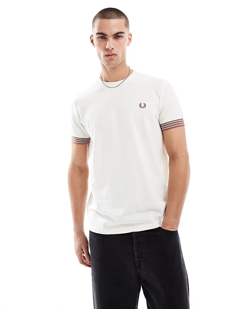 

Футболка Fred Perry свободного кроя светло-бежевого цвета с полосатыми манжетами на рукавах
