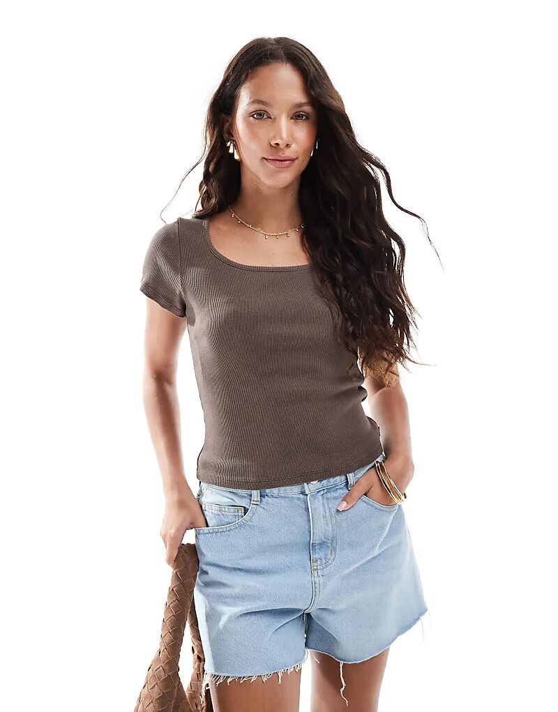 

Футболка Levi's Essential с квадратным вырезом коричневого цвета