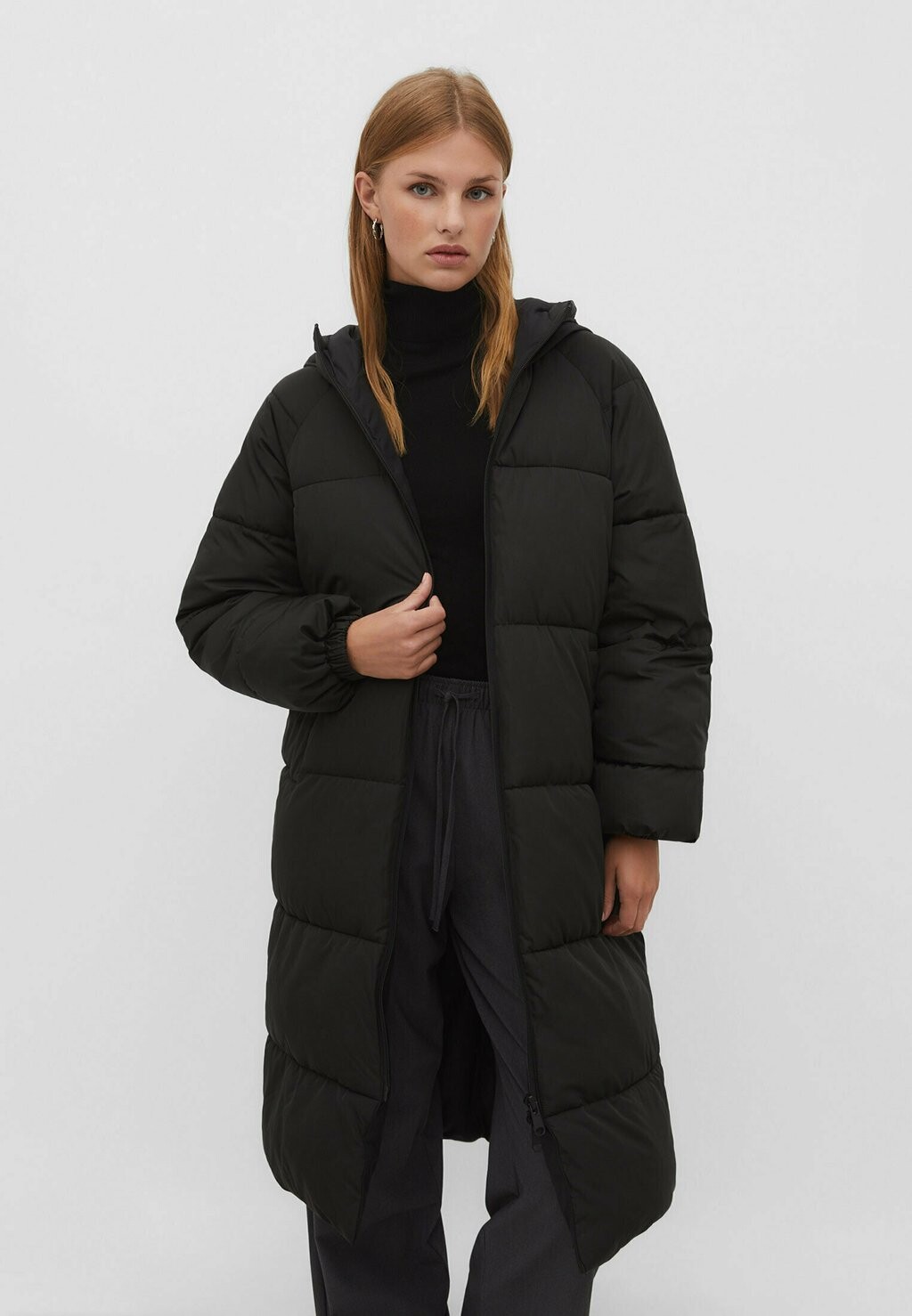 

Зимнее пальто Puffer Stradivarius, черный