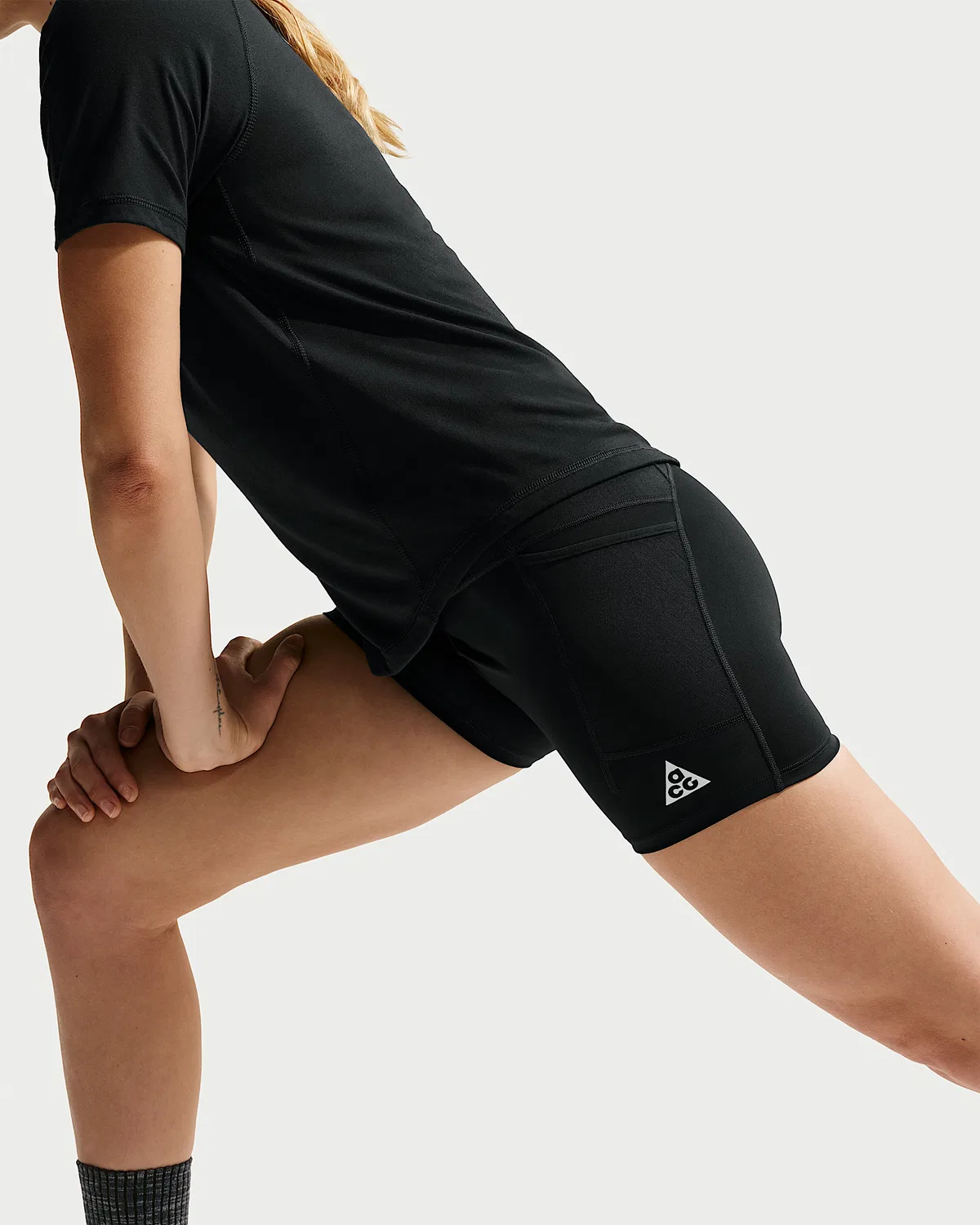 Женские шорты для бега по пересеченной местности Nike ACG Dri-FIT с высокой посадкой, 4", Black/Summit White — фото 4