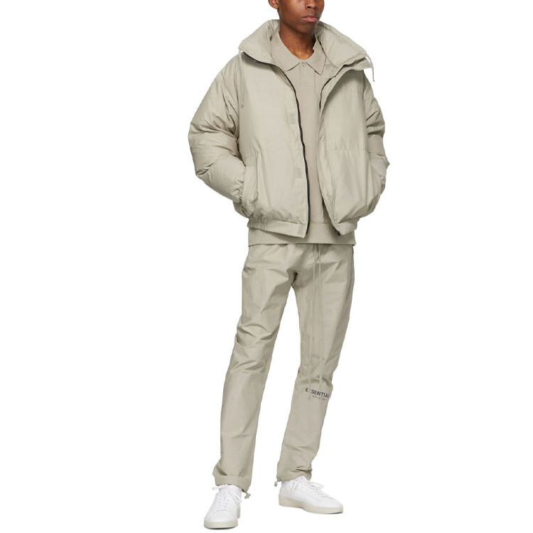 FW21 Стеганая куртка мужская оливковая Fear Of God Essentials, оливковый — фото 2