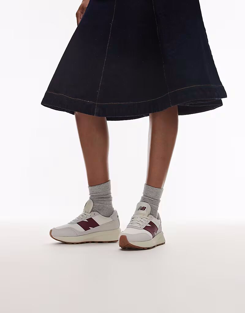 Кроссовки New Balance 370 в кремово-белом и красном цветах — фото 3