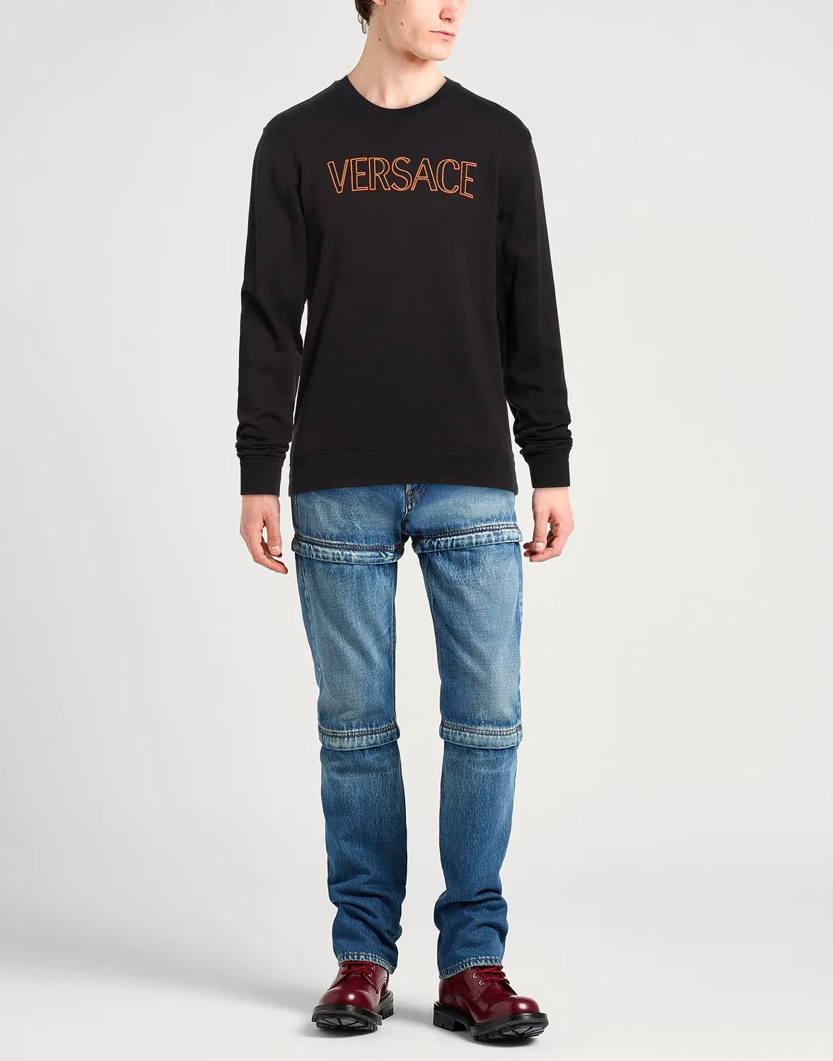 Свитшот с аппликациями и вышитым логотипом VERSACE черный — фото 2
