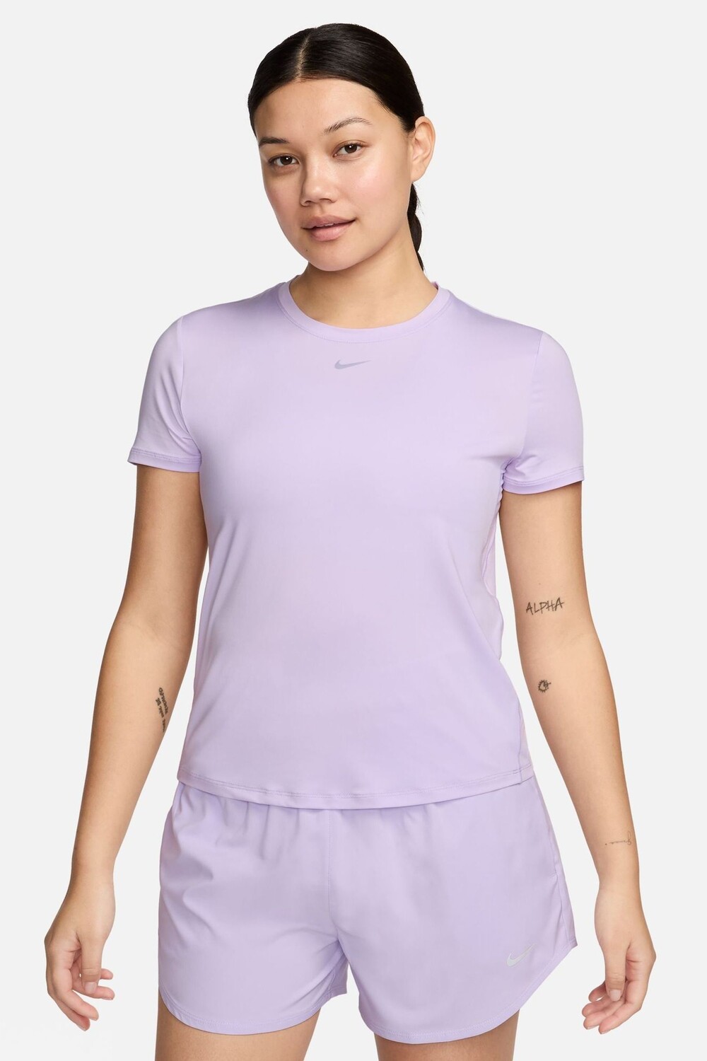 

Один классический топ с короткими рукавами dri fit Nike, сиреневый