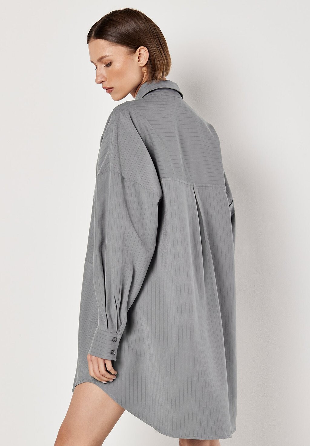 

Платье-рубашка PINSTRIPE OVERSIZED Apricot, серый