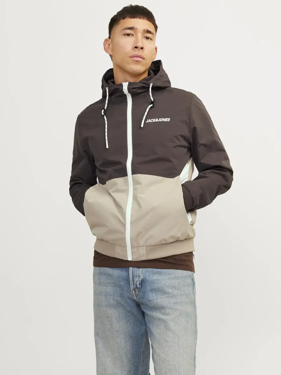 

Куртка Jack & Jones "JJERUSH HOOD BOMBER NOOS", с капюшоном, цвет Mulch Detail:Crockery/White Blocking