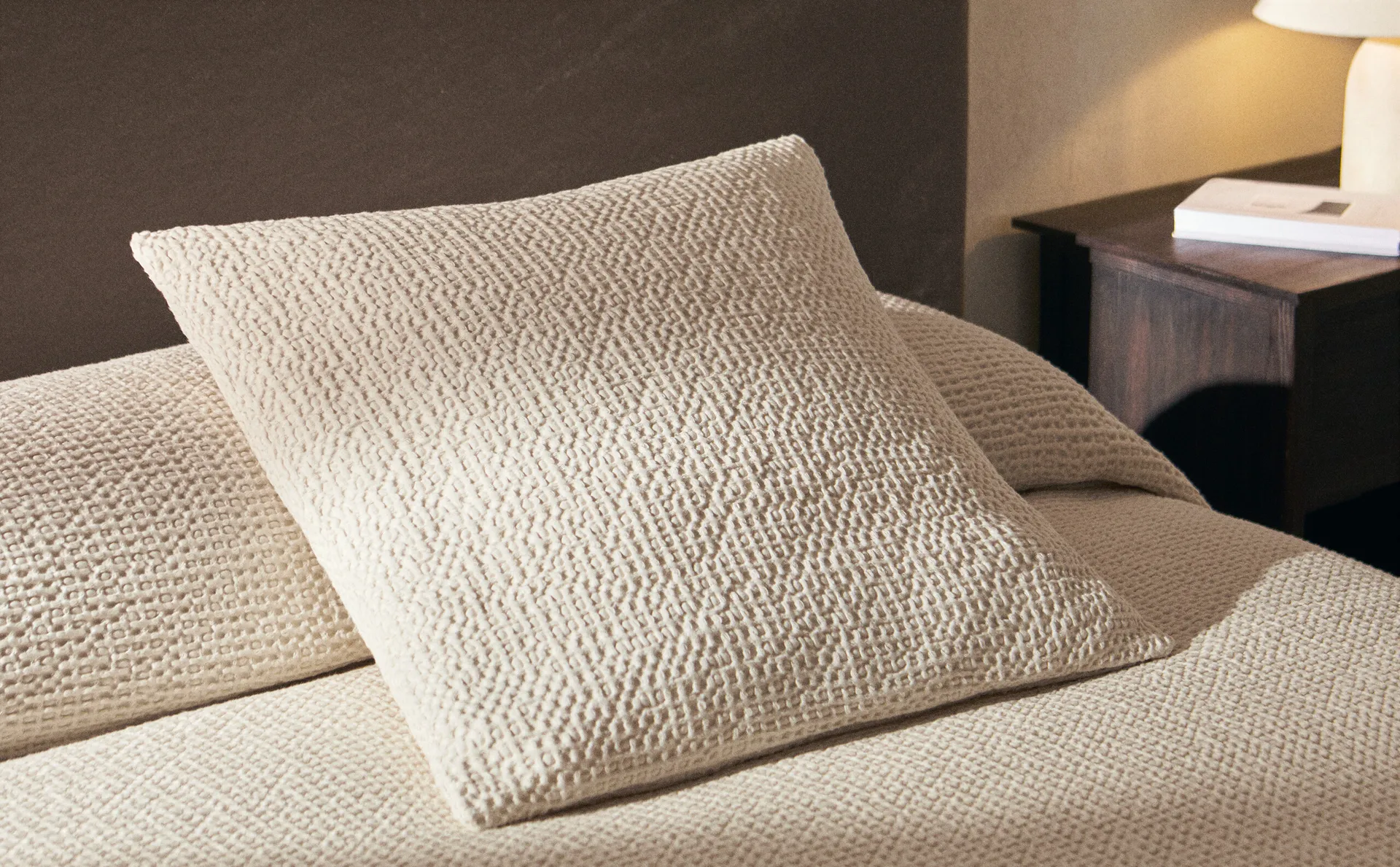 

Чехол на подушку вафельной вязки Zara Home, экрю