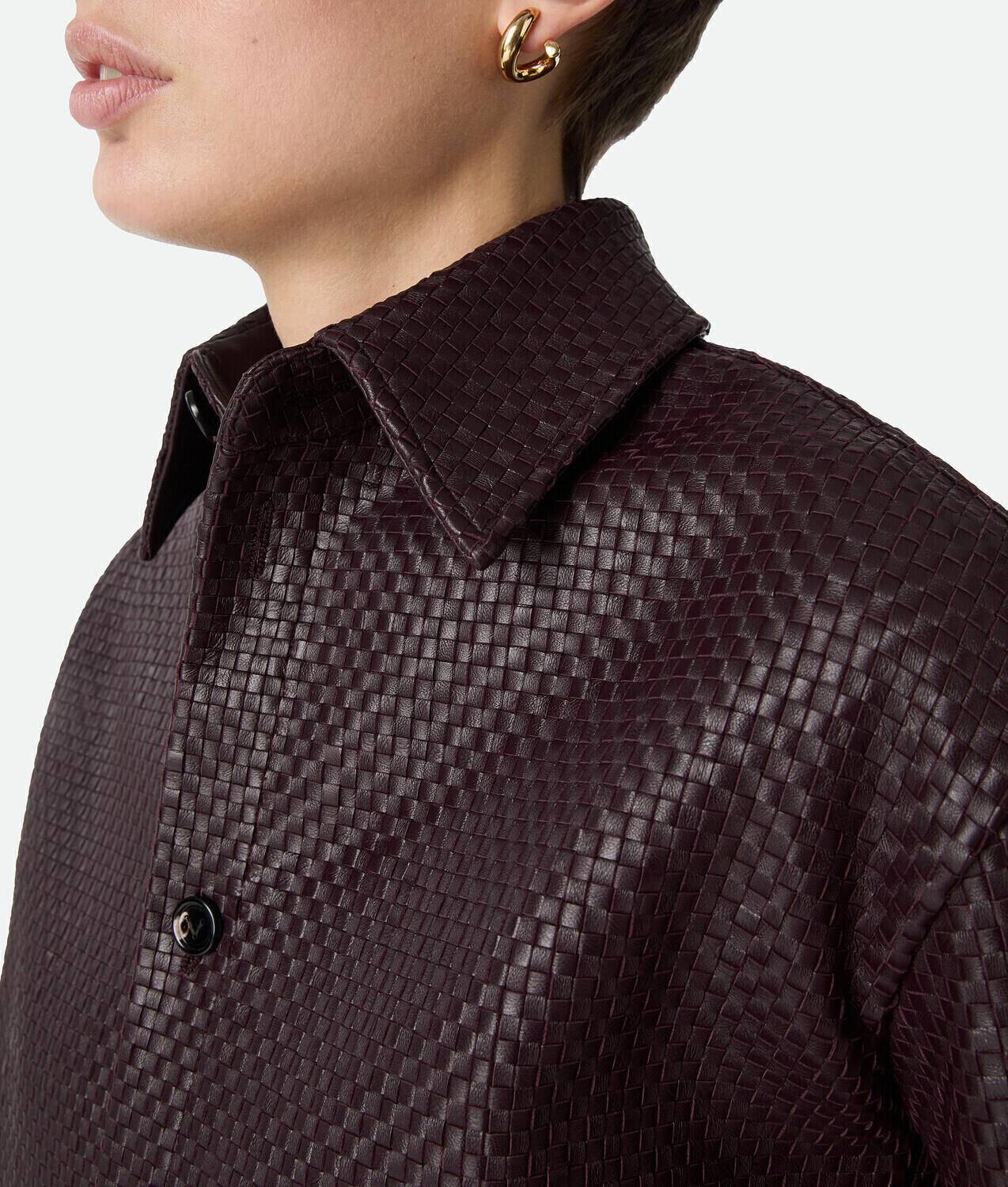 Мини-рубашка из плетеной кожи intrecciato BOTTEGA VENETA, темный бароло — фото 4