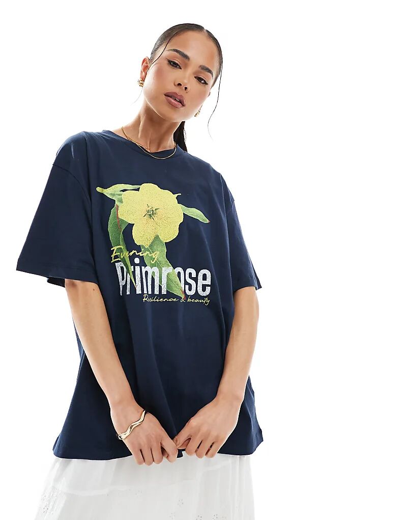 

Футболка свободного кроя ASOS DESIGN с принтом цветка примулы темно-синего цвета