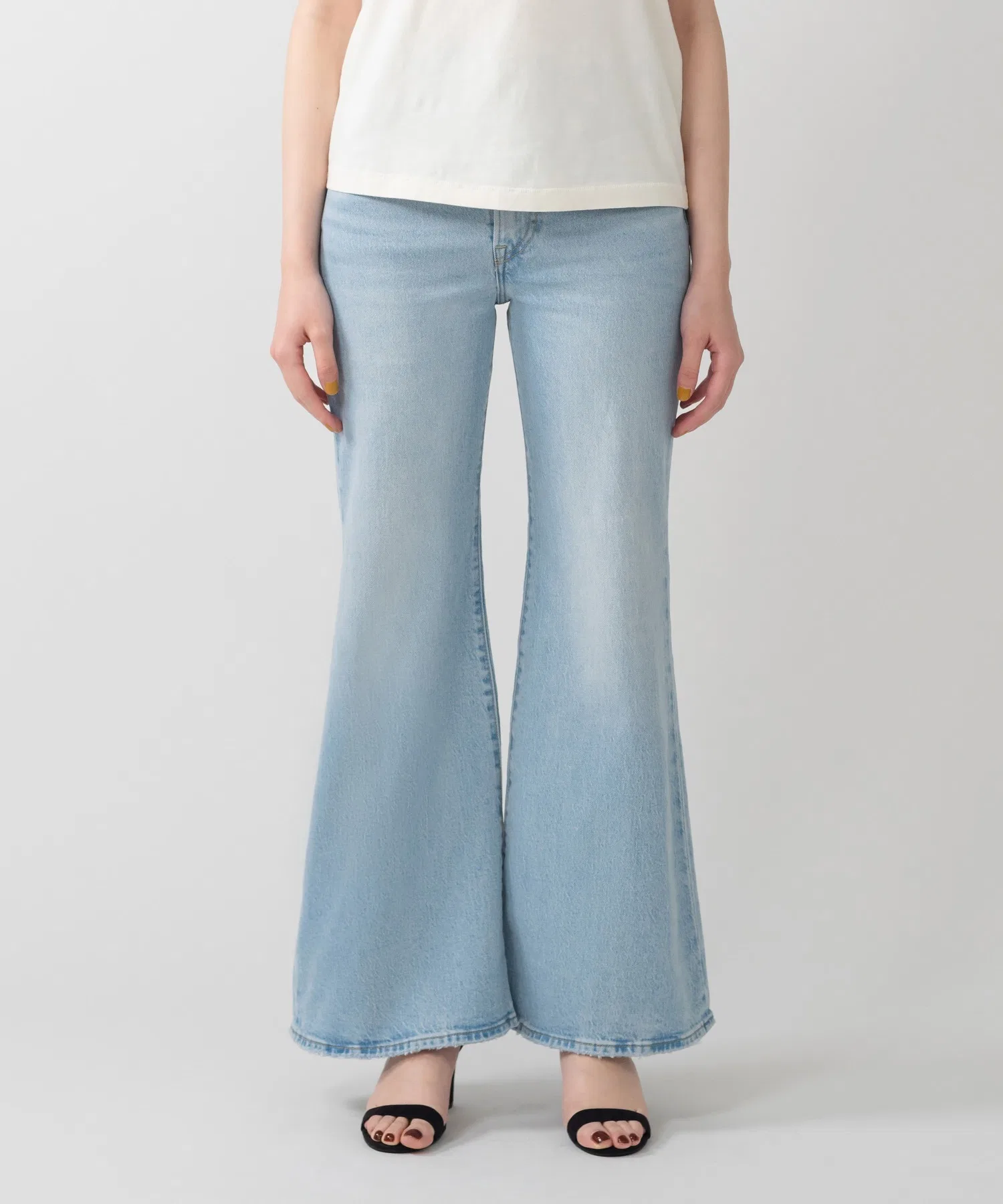 Джинсы Levi's RIBCAGE BELLS, цвет индиго, средний размер.