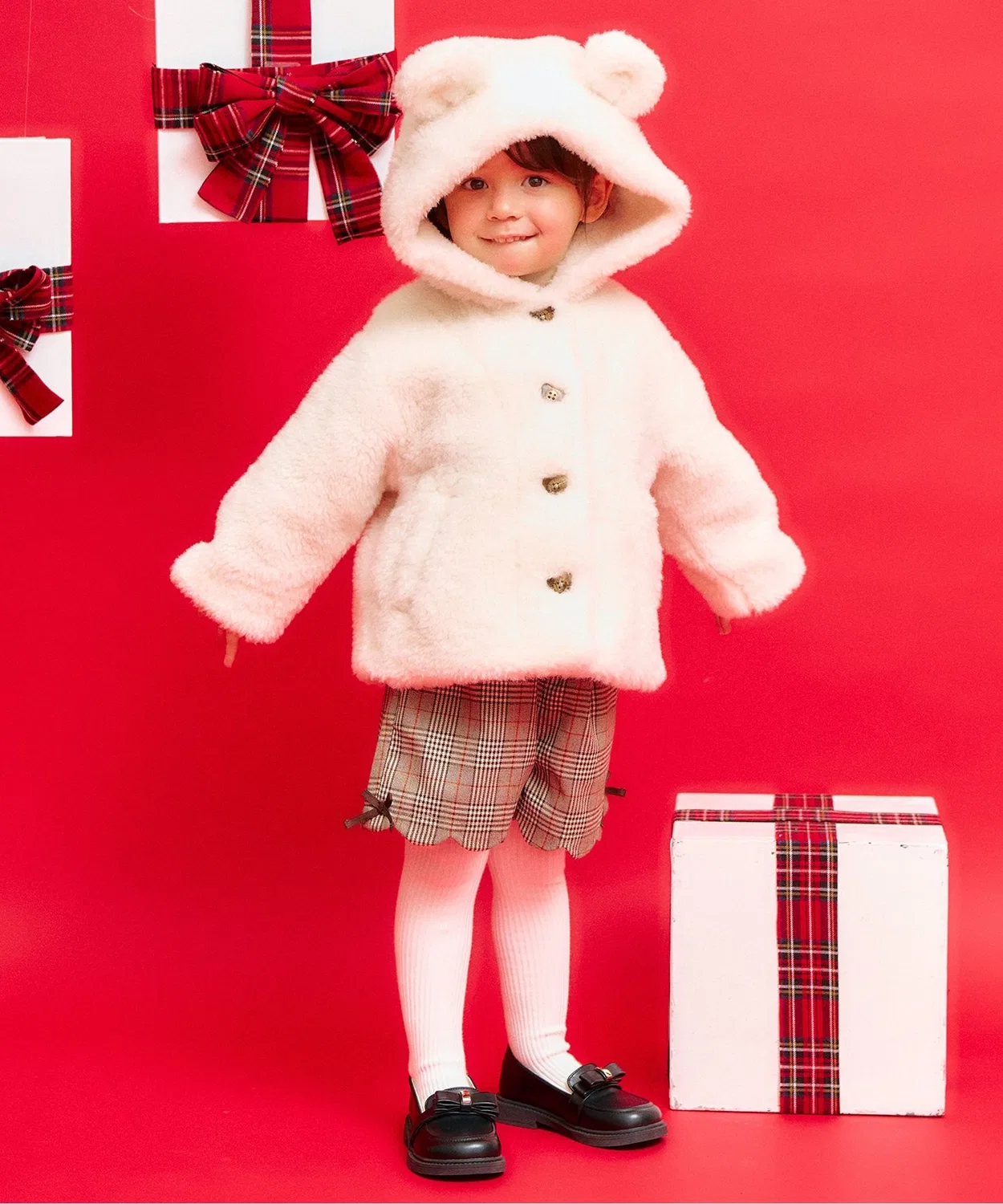Куртка с капюшоном tiny bear из искусственного меха, с ушками, игрушка в комплекте, айвори — фото 4