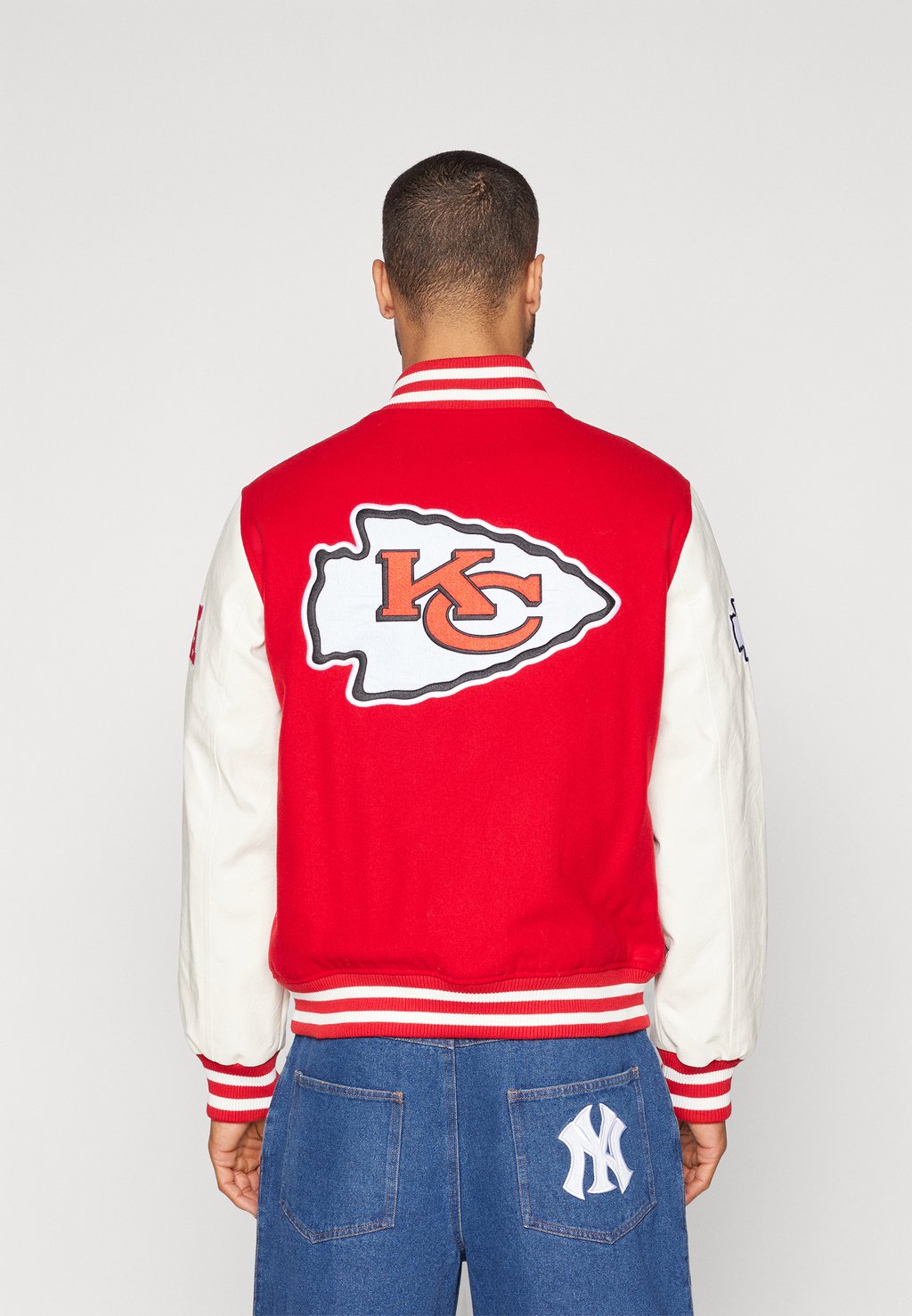 

Тренировочная куртка NFL KANSAS CITY CHIEFS VARSITY JACKET New Era, красный