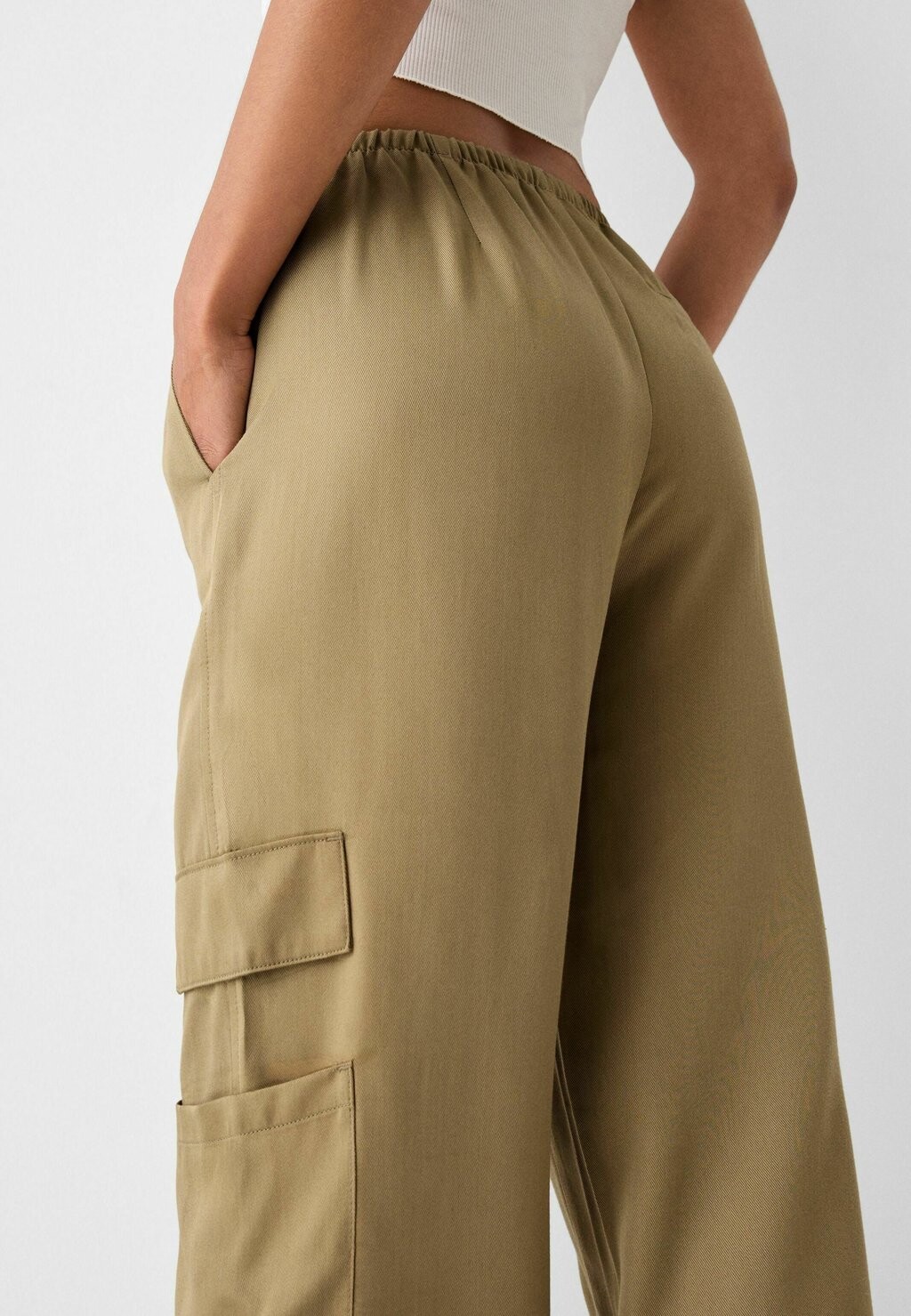

Тканевые брюки FLOWING SIDE POCKET Bershka, хаки