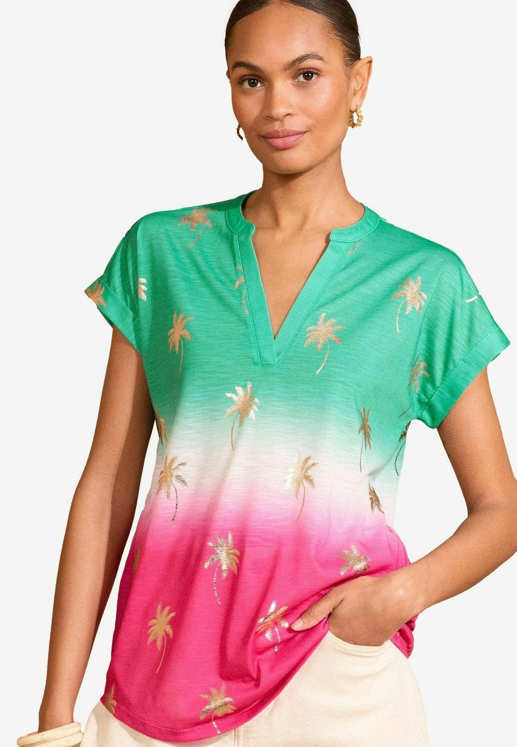 

Футболка с принтом REGULAR FIT Love & Roses, зеленый