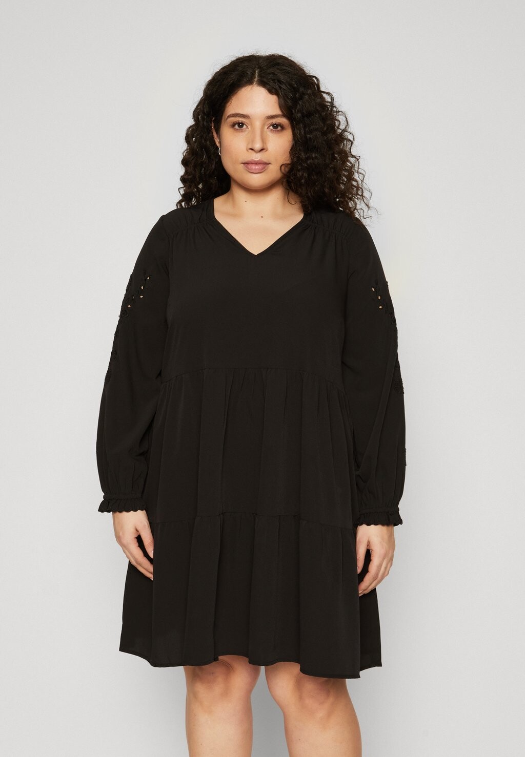 

Дневное платье VMCDAFNE SHORT DRESS Vero Moda Curve, цвет black