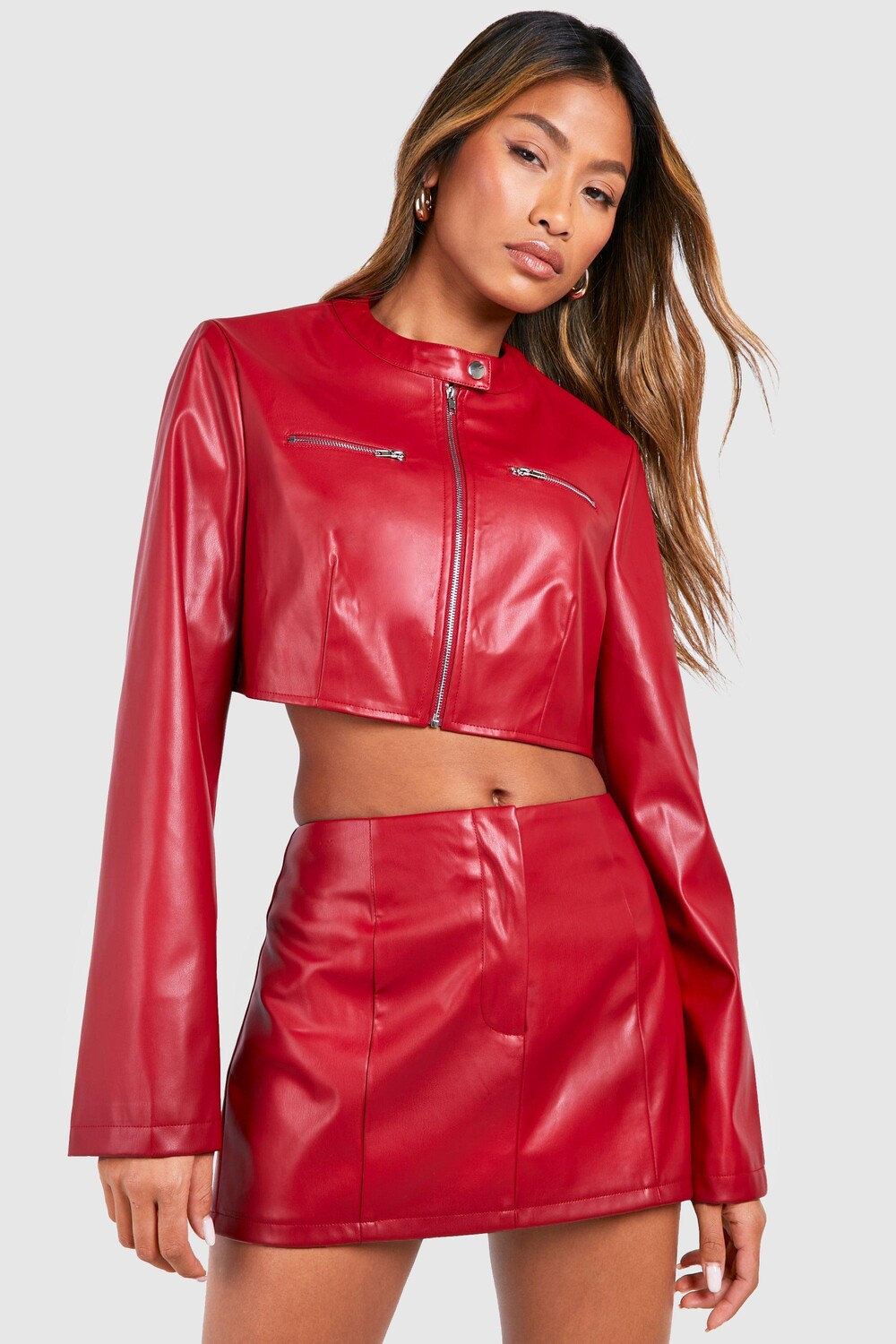 

Укороченная байкерская куртка из искусственного меха boohoo, красный