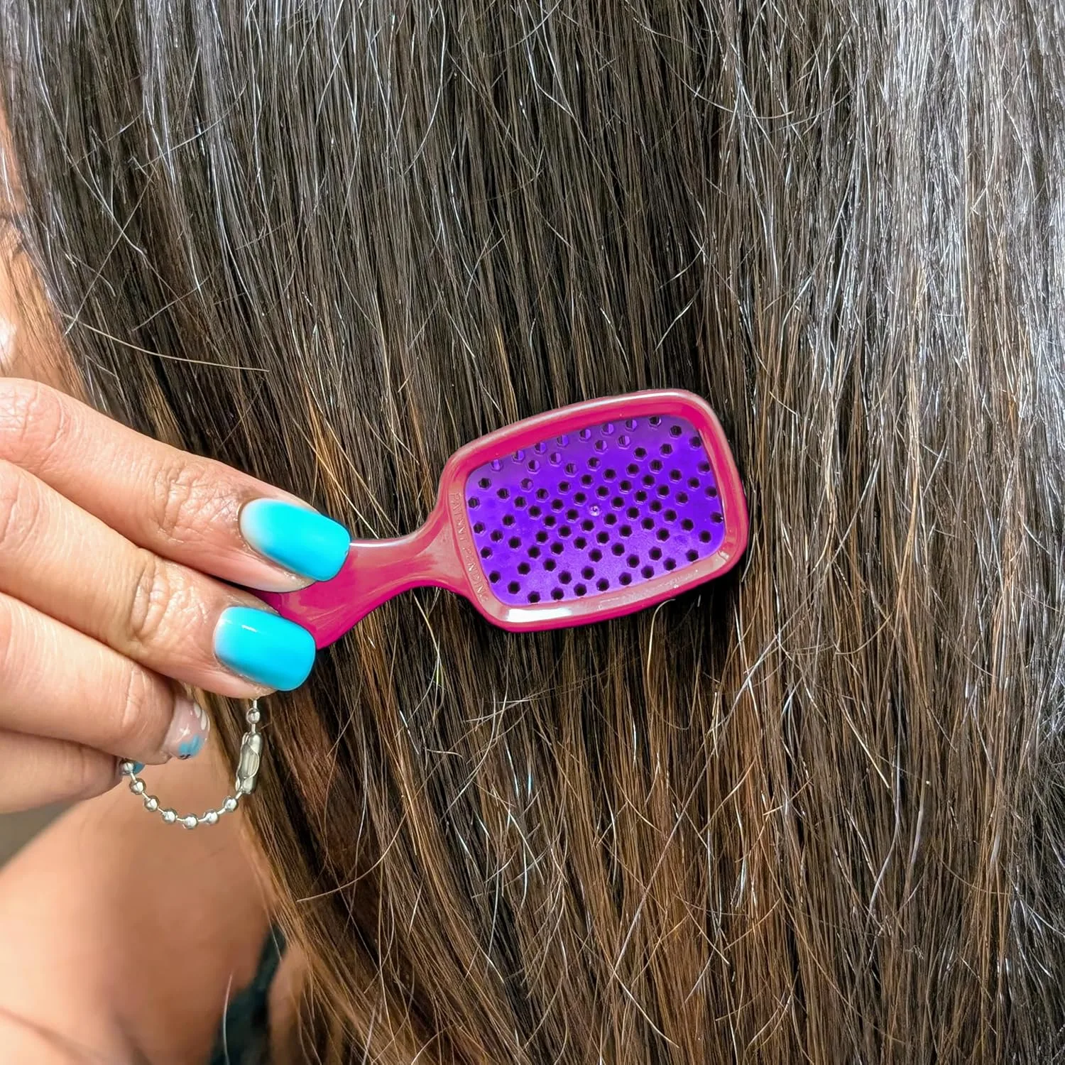 Брелок-расческа FHI Heat UNbrush Super Mini - коллекционный миниатюрный аксессуар для сумок и ключей - для любительниц красоты., Pink Burst — фото 3