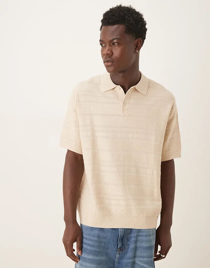 

Выбранное мужское трикотажное поло прямого кроя с короткими рукавами бежевого цвета