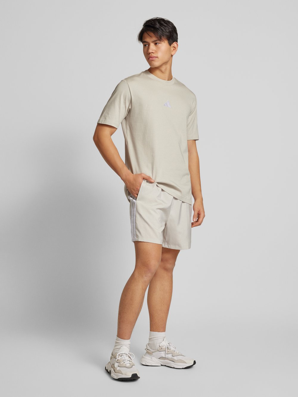 

Шорты прямого кроя с вышитым логотипом ADIDAS SPORTSWEAR, песочный