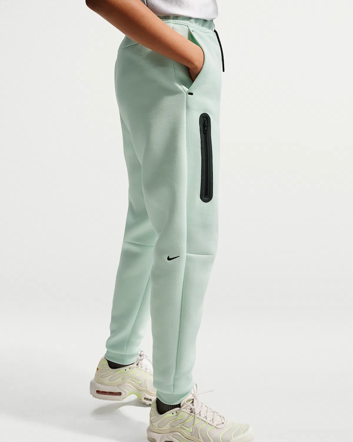 Джоггеры для девочек Nike Sportswear Tech Fleece, Barely Green/Black/Black — фото 3