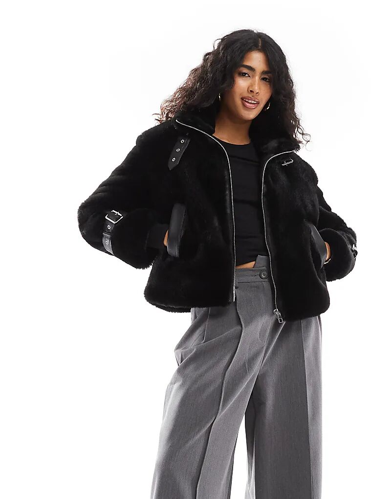 

Куртка из искусственного меха с пряжкой черного цвета Bershka