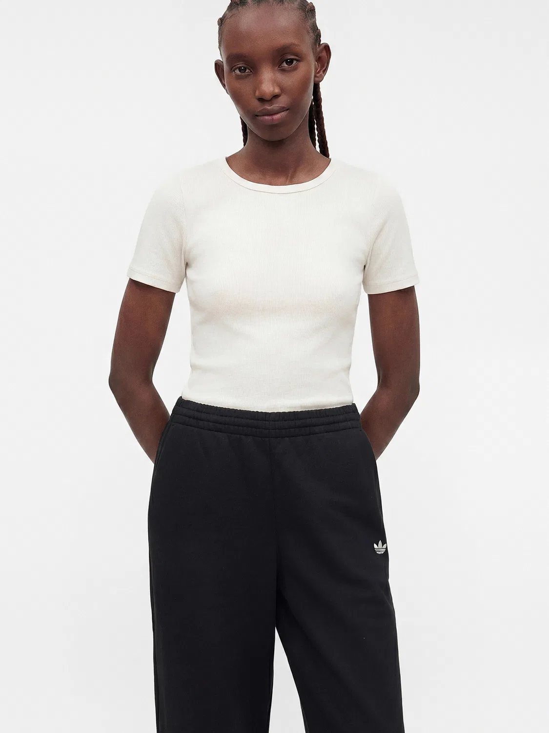 Брюки Adidas Originals с широкими штанинами модель Essentials, черные — фото 4
