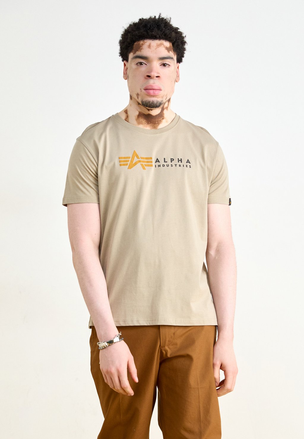 

Футболка с принтом LABEL Alpha Industries, песочный