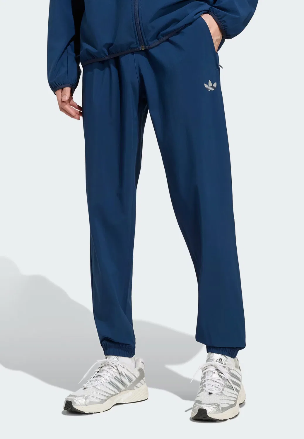 Зауженные брюки Adidas Originals Trefoil Essentials в темно-синем цвете — фото 2
