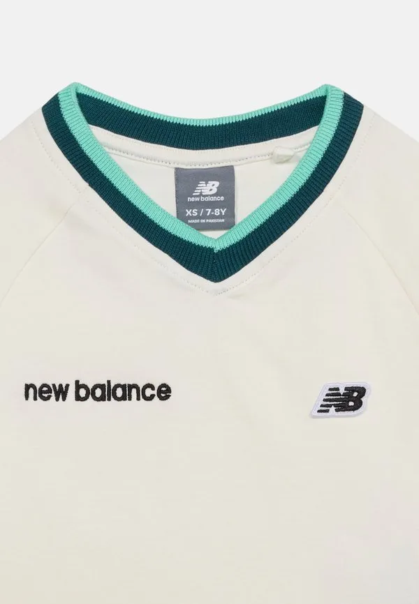 Футболка премиум-класса с v-образным вырезом, укороченная, с принтом New Balance, Sea Salt — фото 4