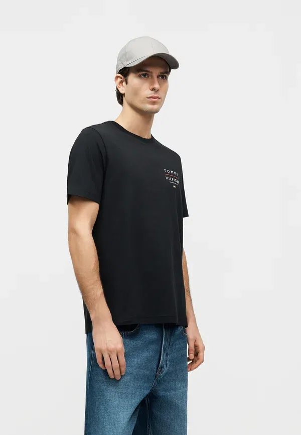 Футболка Tommy Hilfiger Love Left Chest Tee Basic T-Shirt, черный — фото 4