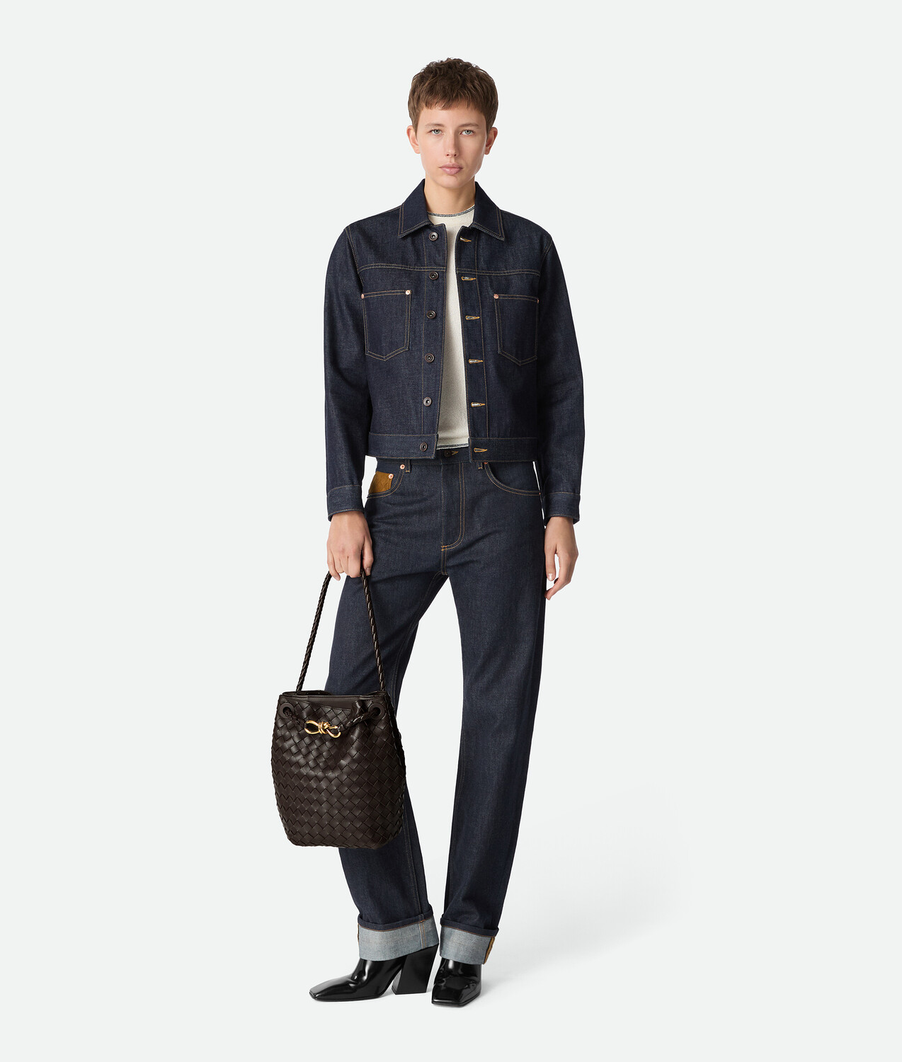 Маленькая сумка andiamo в форме ведерка BOTTEGA VENETA, фондан — фото 2