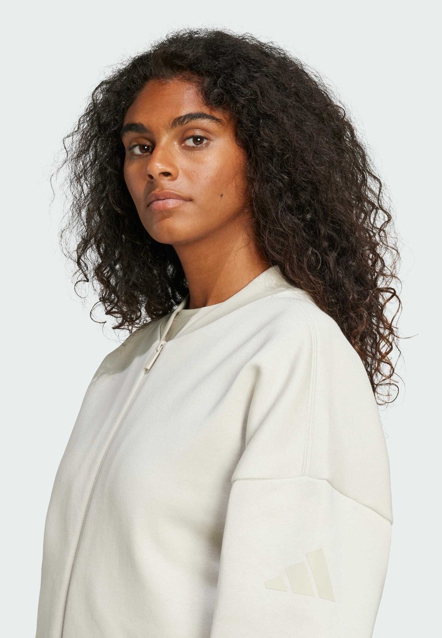 Толстовка Adidas Sportswear ESSENTIALS CONTEMPORARY BOMBER, Alumina/Beige — фото 4