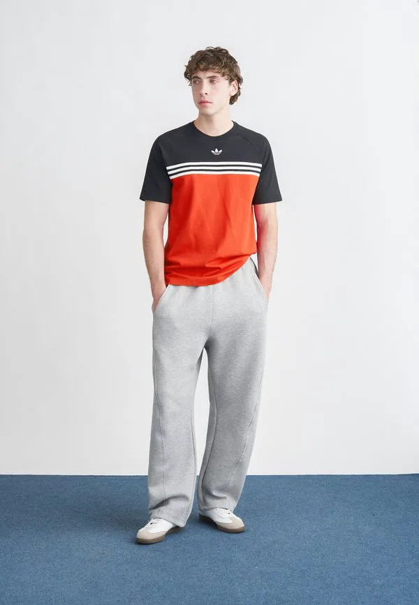 Футболка с принтом на груди Adidas Originals, Better Scarlet/Black — фото 2