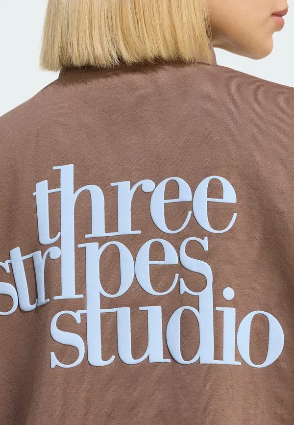 Толстовка с молнией Adidas Sportswear 3 Stripes Studio Tracktop, цвет земляные слои — фото 4