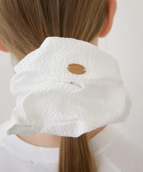 Резинка для волос HALDEN new logo pendant big seersucker scrunchie, полиэстер, белый — фото 2