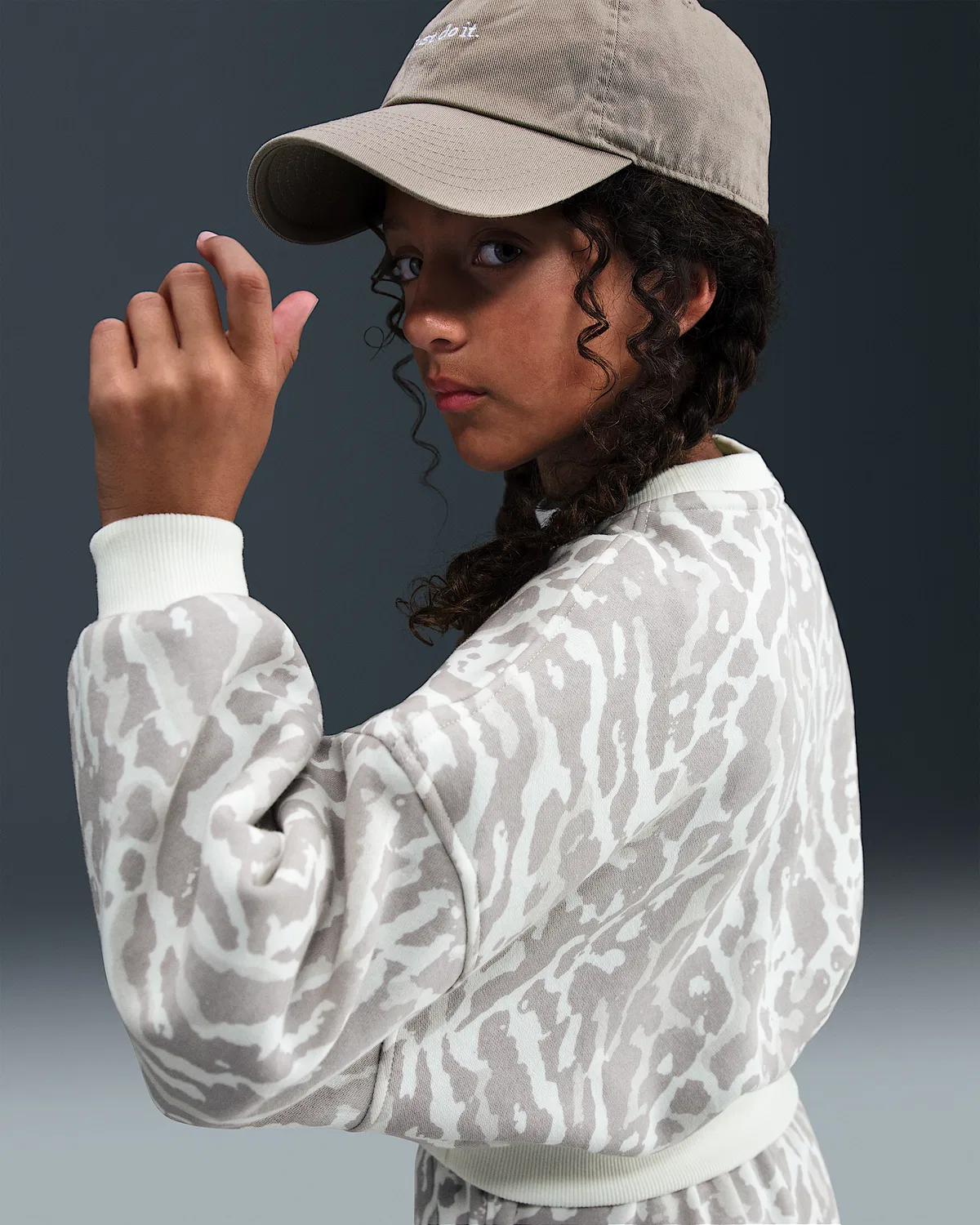 Детский (девчачий) свободный свитшот с принтом Nike Sportswear Club Fleece, College Grey/Sail — фото 2