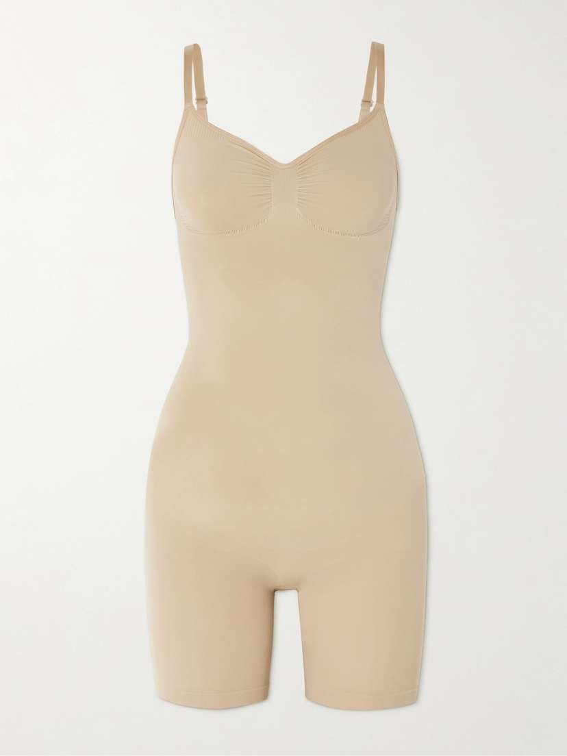 

Бесшовный скульптурный боди до середины бедра - глина Skims, бежевый