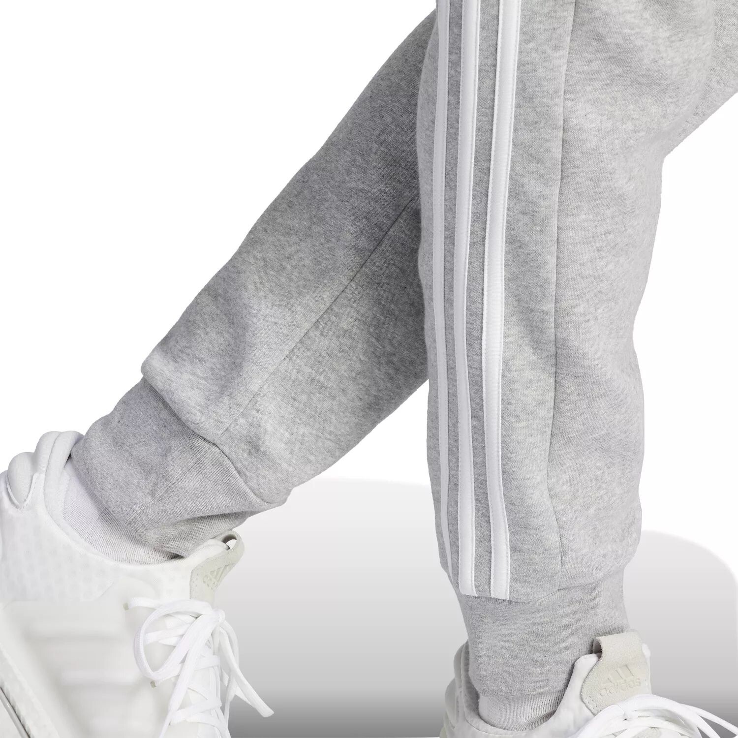 Мужские флисовые брюки с 3 полосками adidas Essentials с зауженными манжетами — фото 3