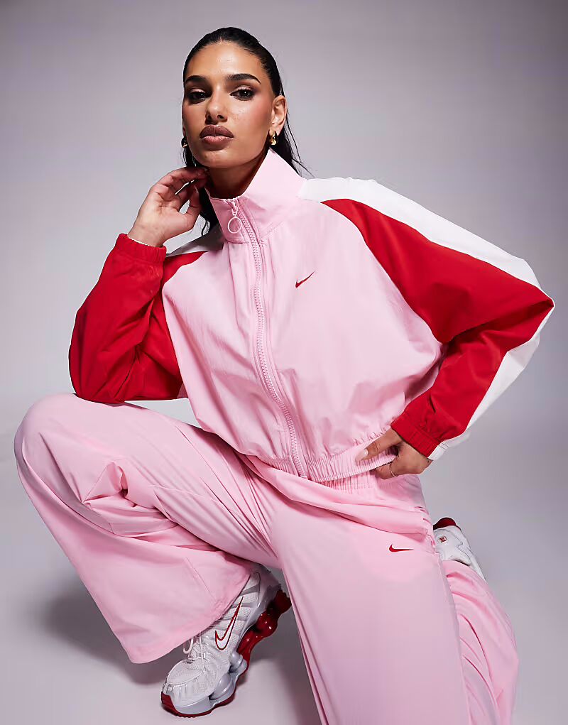 

Ветрозащитная куртка из тканого материала розового и красного цветов Nike