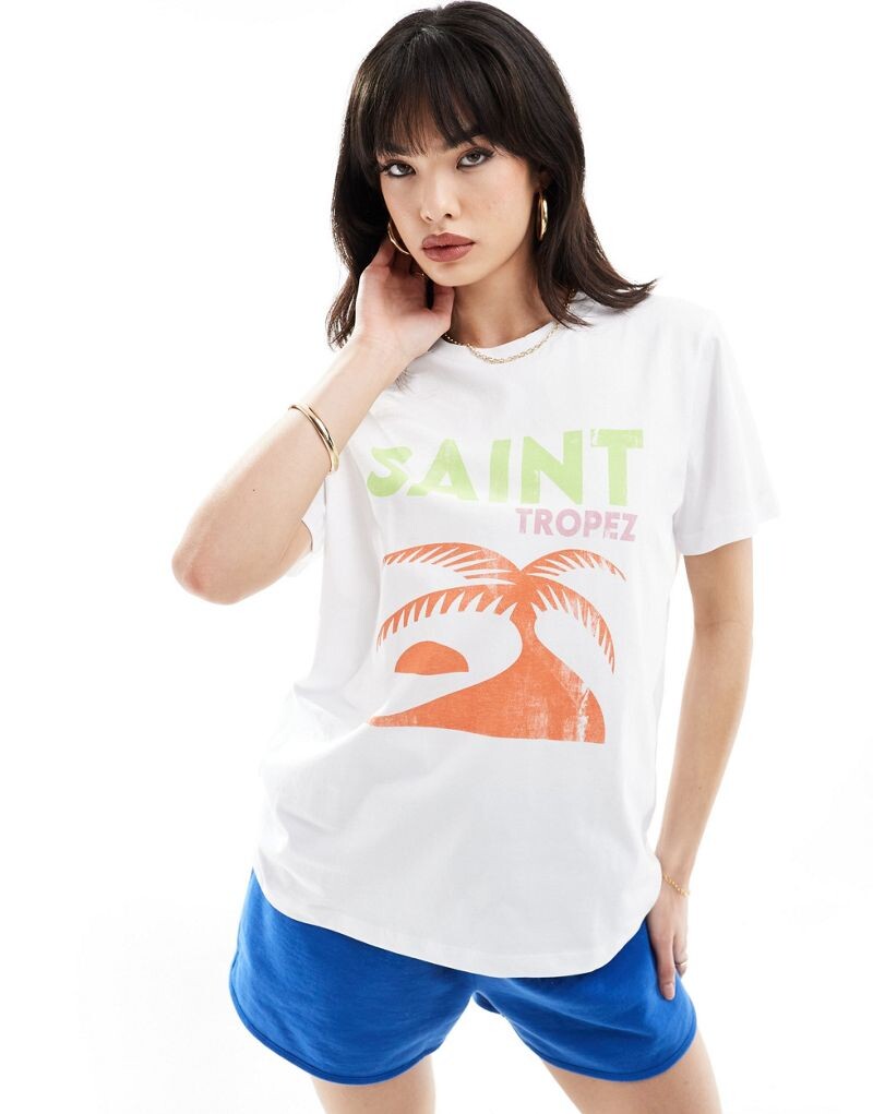 

Белая футболка классического кроя с графическим рисунком ASOS DESIGN Saint Tropez