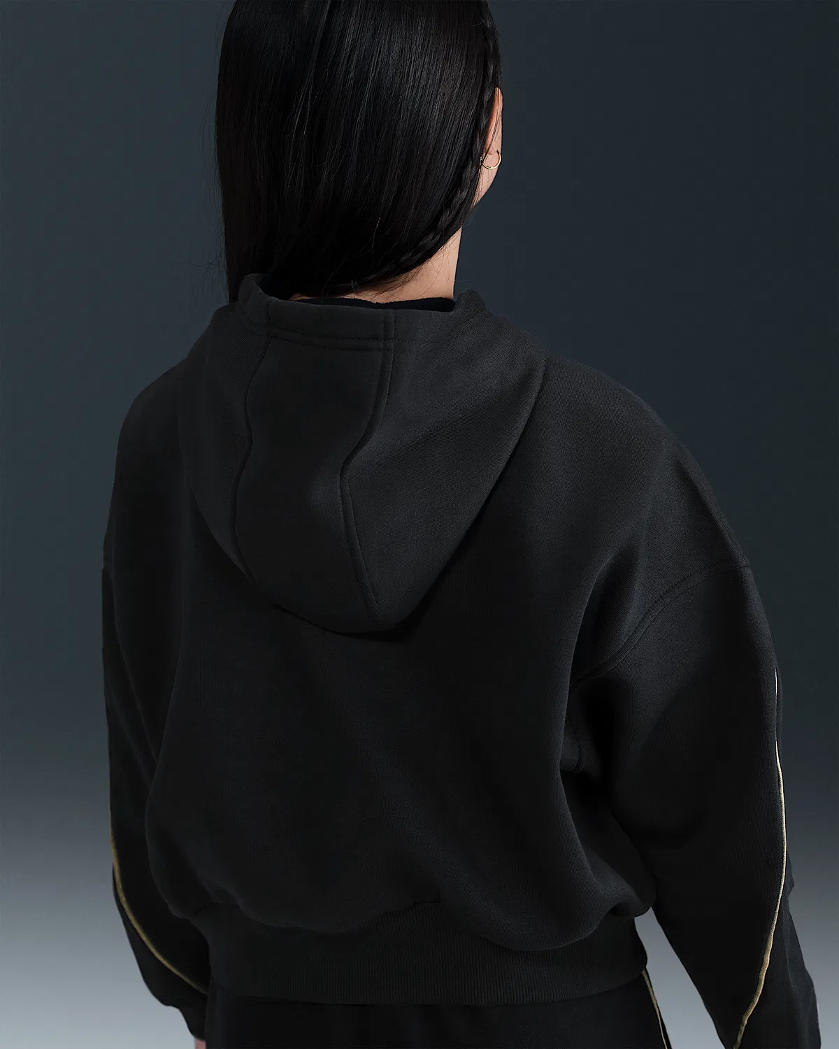 Детская (девичья) свободная худи Nike Sportswear Club Fleece, Black/Metallic Gold — фото 2
