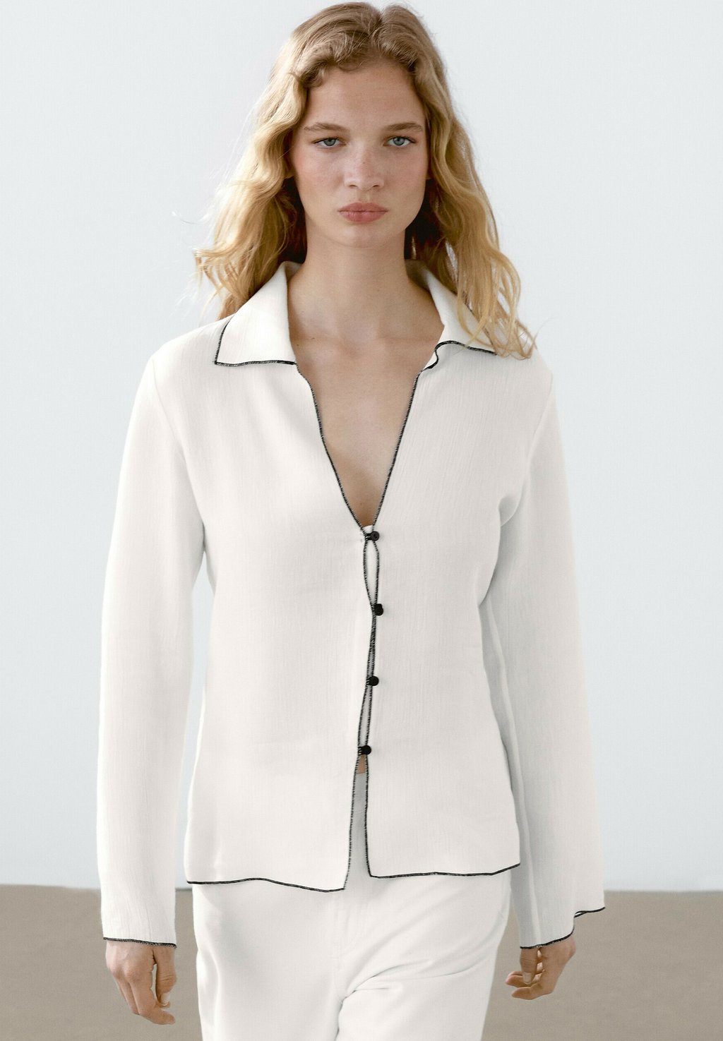 

Блузка на пуговицах FLOWING WITH CONTRASTING DETAILS Massimo Dutti, белый