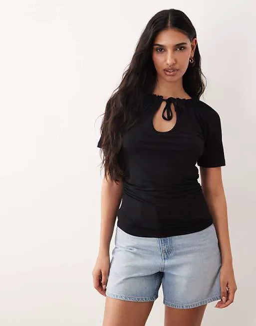 

Черный топ с короткими рукавами и завязками ASOS DESIGN
