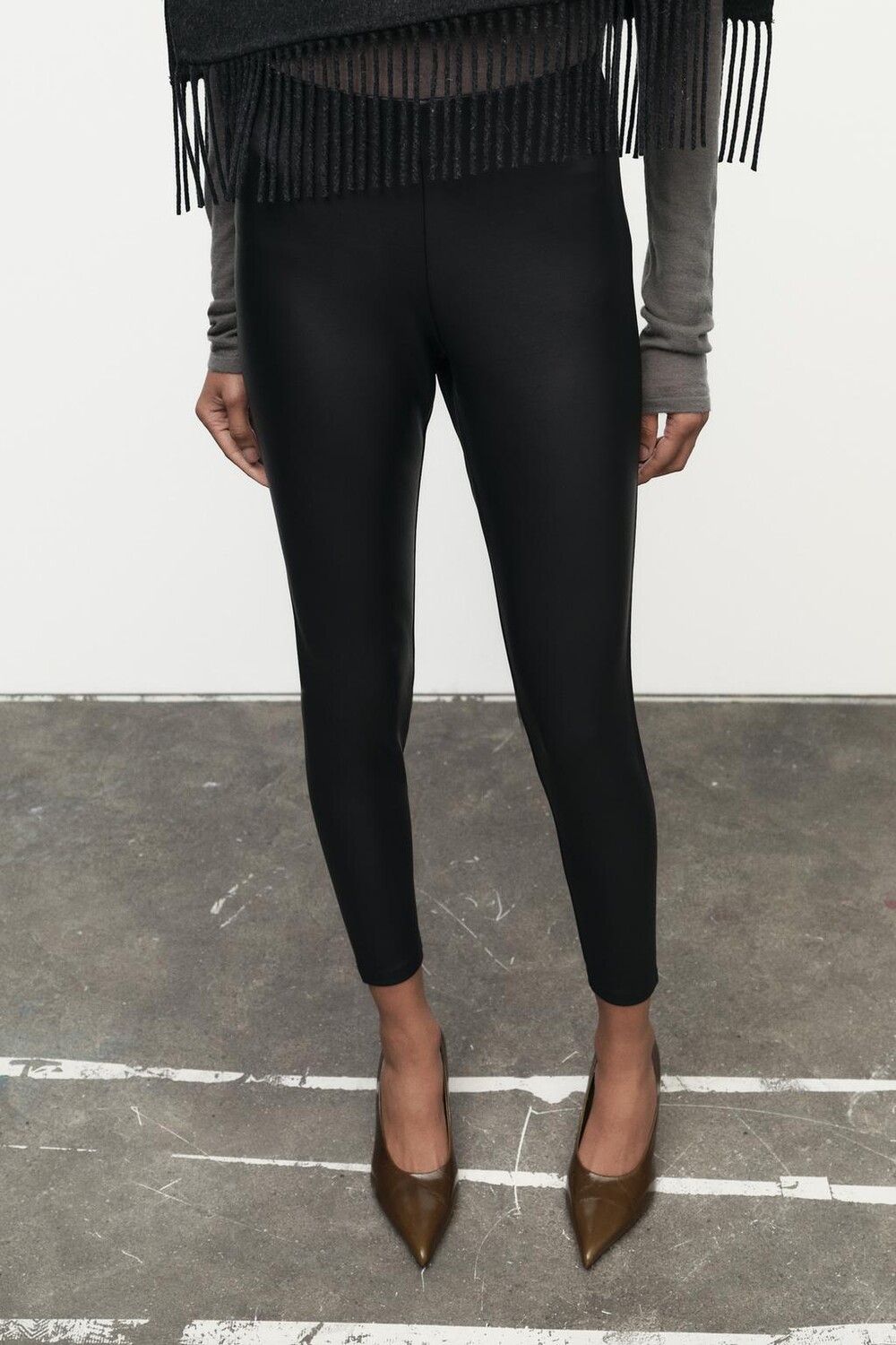 

Вощеные леггинсы средней талии ZARA, черный