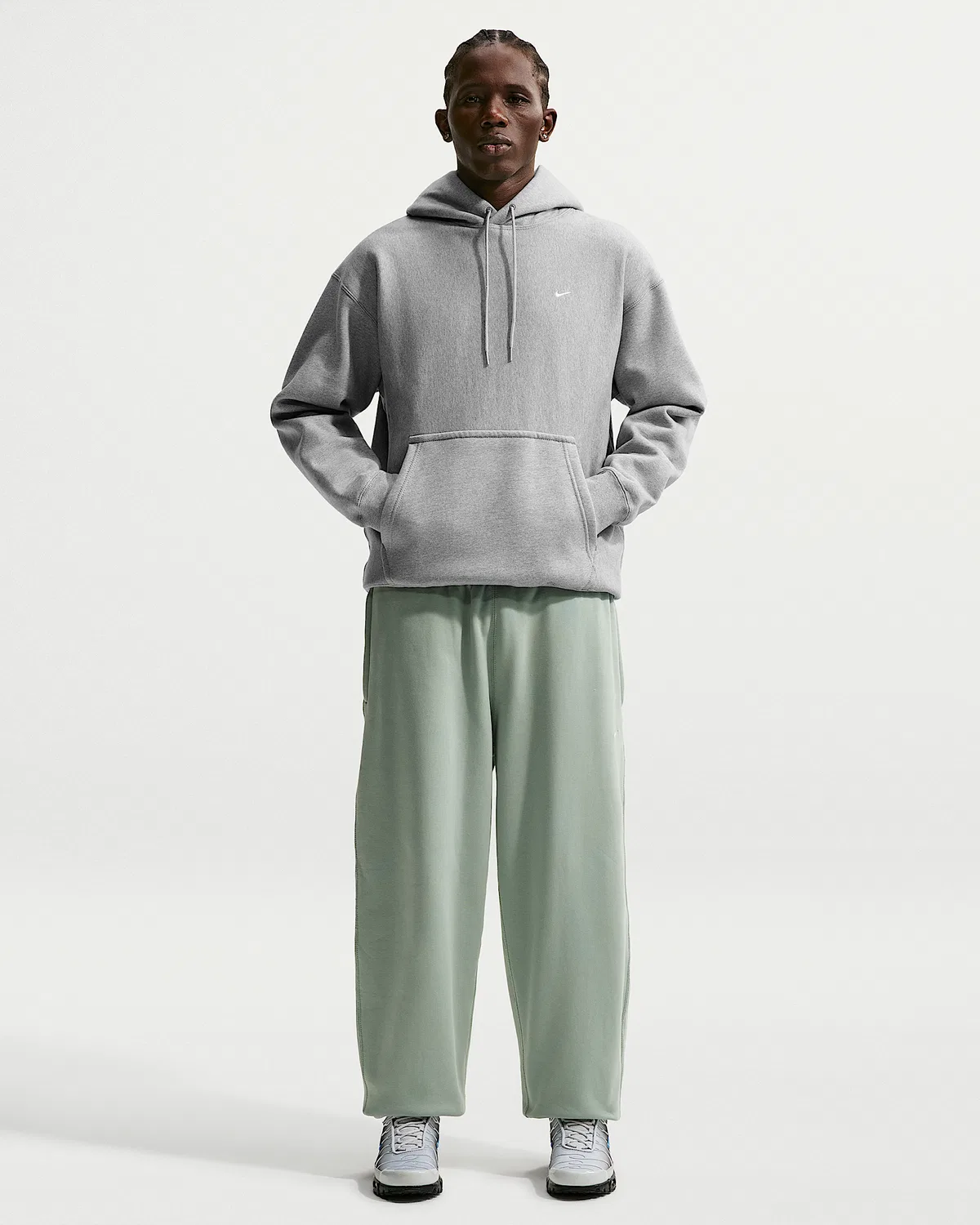 Мужская худи Nike Solo Swoosh, Dark Grey Heather/Light Smoke Grey/White — фото 4