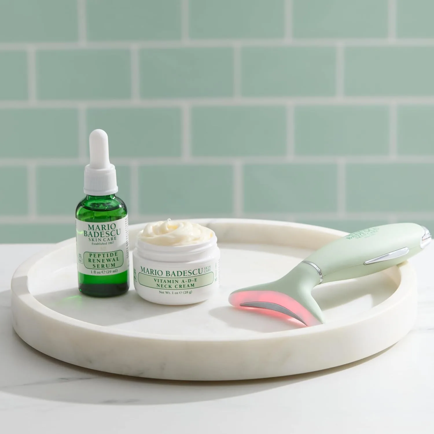 Массажер для лица и шеи Mario Badescu Triple Light Thermal с красной, синей и зеленой LED-терапией, теплый массаж и вибрации для упругости и сияния кожи, Light Green — фото 4