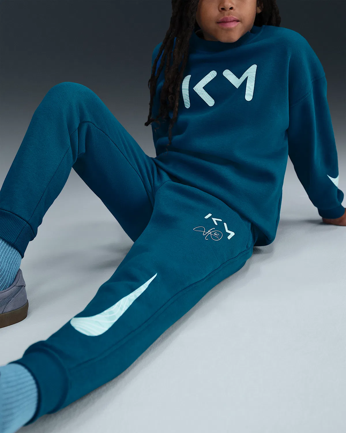 Детские спортивные штаны Nike Kylian Mbappé Club Fleece, Green Abyss/Igloo/Light Dew — фото 4