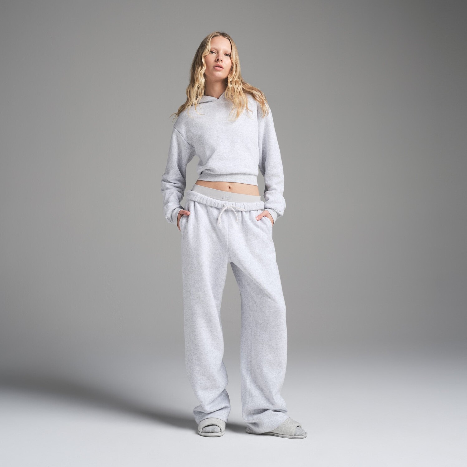 

Укороченная толстовка с капюшоном SKIMS, цвет light heather grey