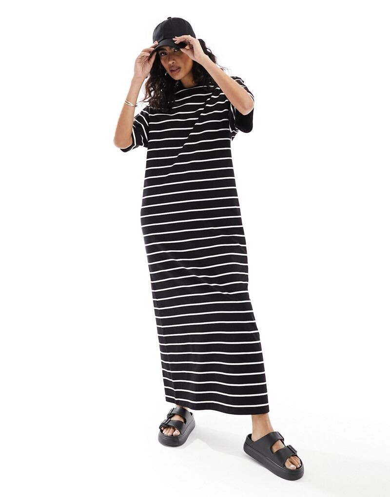 

Объемное платье-футболка средней длины ASOS DESIGN в однотонную космическую полоску